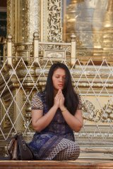 23-Praying woman